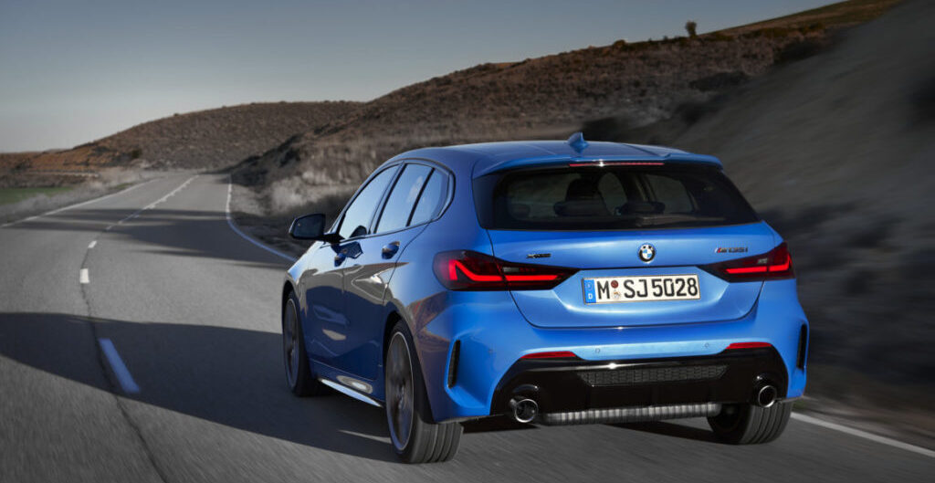 BMW-Serie-1-2020-F40-Official-BMW-M135i-xDrive-Misano-Blue-Metallic-3-1024×683